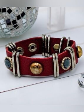King Star Cuff Bracelet Red Leather Vintage Midnight Gem Gold Tone Button Accent
